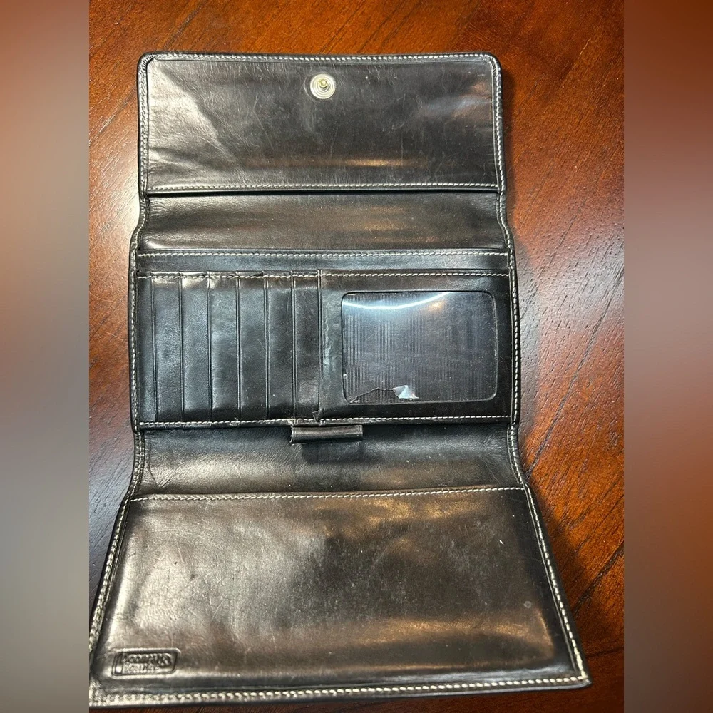 Dooney & Bourke Black Logo Fold Wallet It has a small detail on the inside